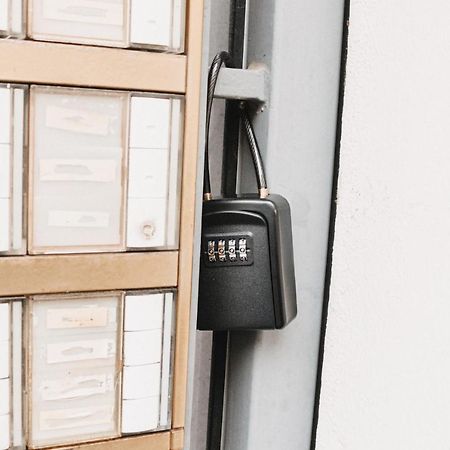 Studio Apartment Im Zentrum Mit Parkplatz & Neuem Badezimmer Magdeburgo Esterno foto