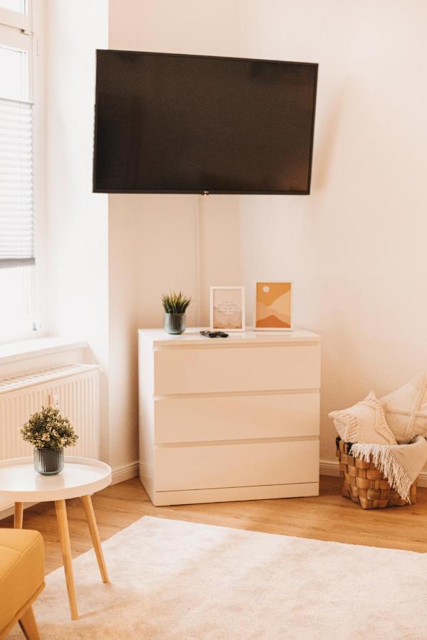 Studio Apartment Im Zentrum Mit Parkplatz & Neuem Badezimmer Magdeburgo Esterno foto