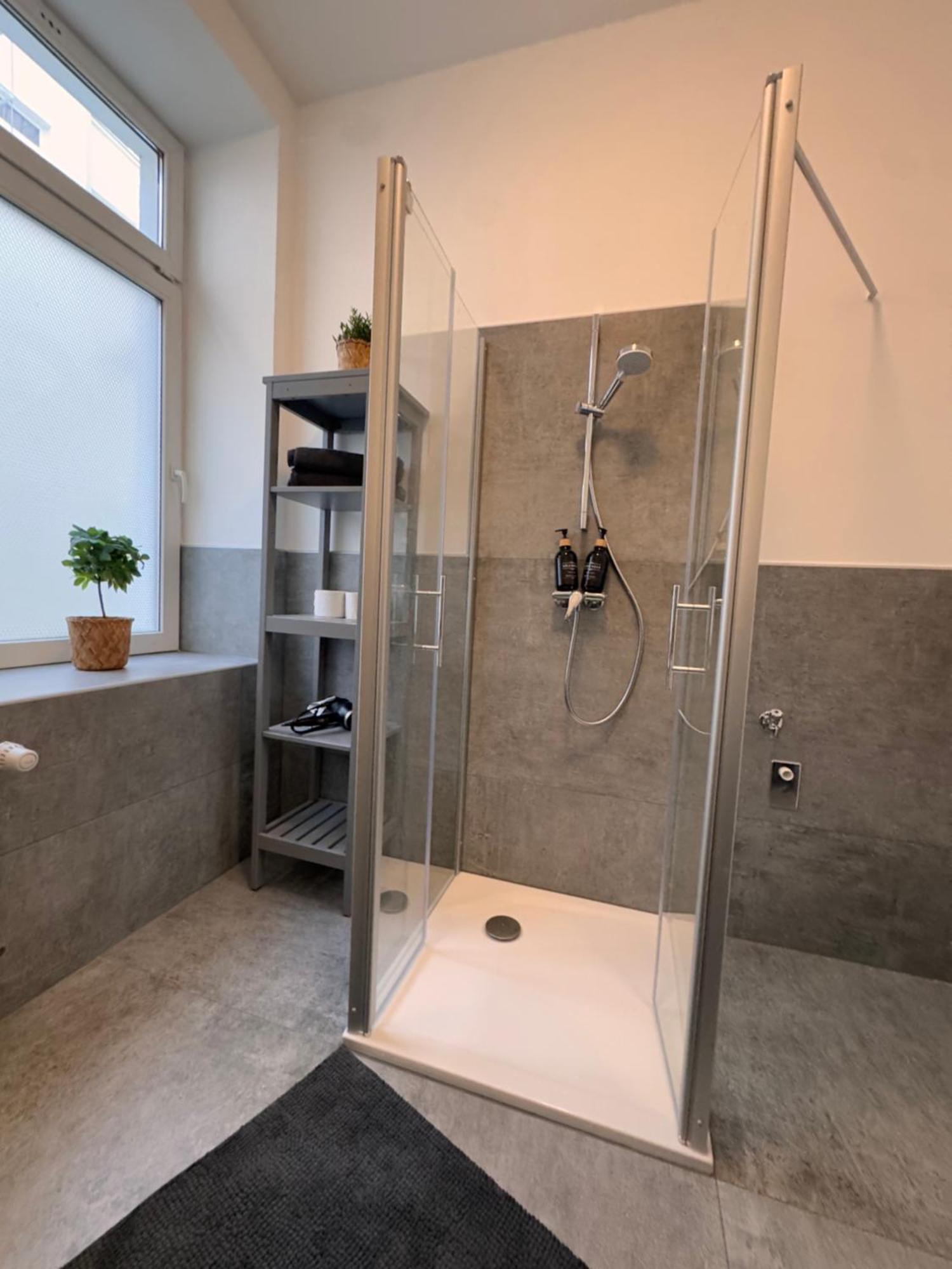 Studio Apartment Im Zentrum Mit Parkplatz & Neuem Badezimmer Magdeburgo Esterno foto