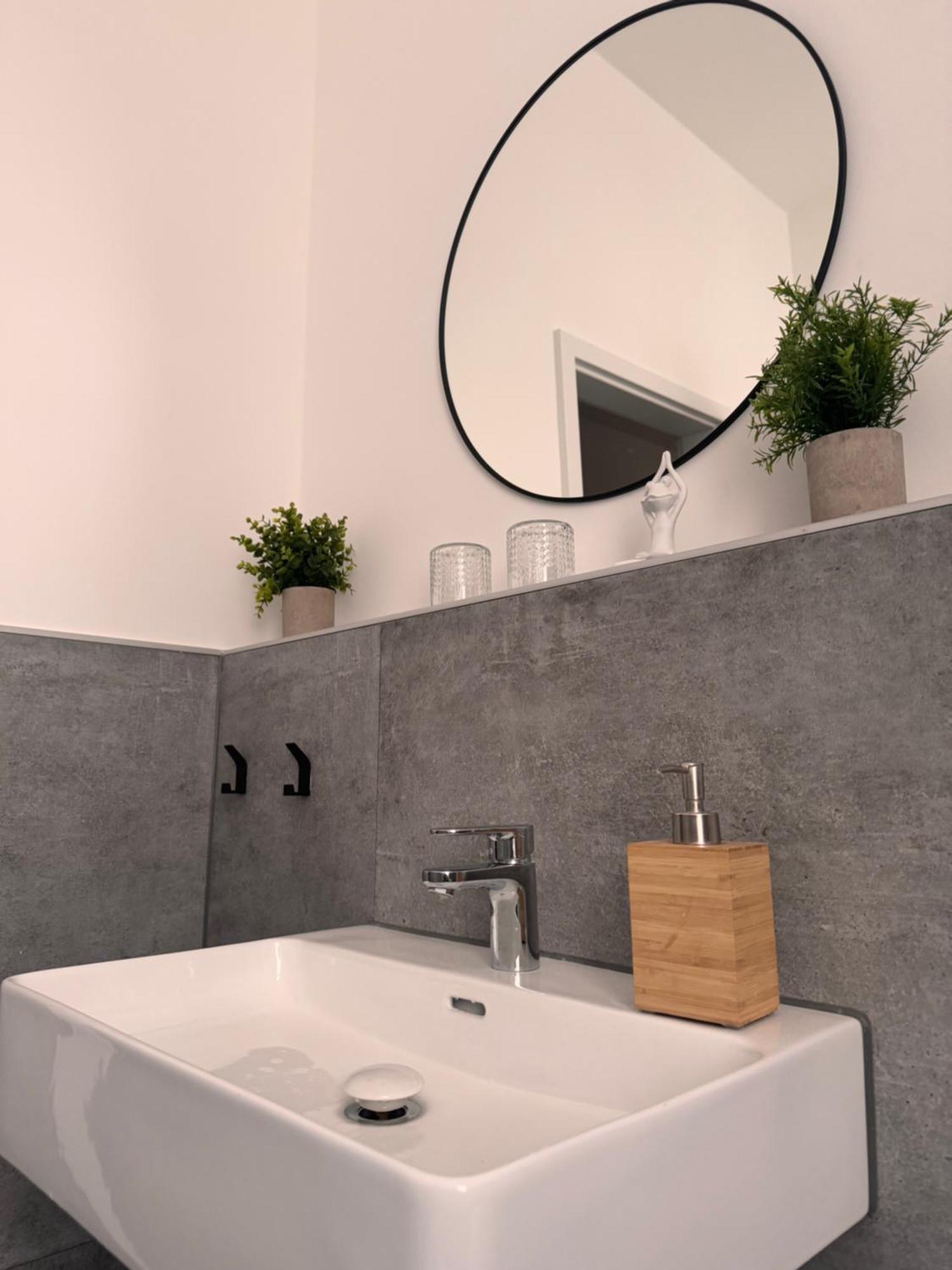 Studio Apartment Im Zentrum Mit Parkplatz & Neuem Badezimmer Magdeburgo Esterno foto
